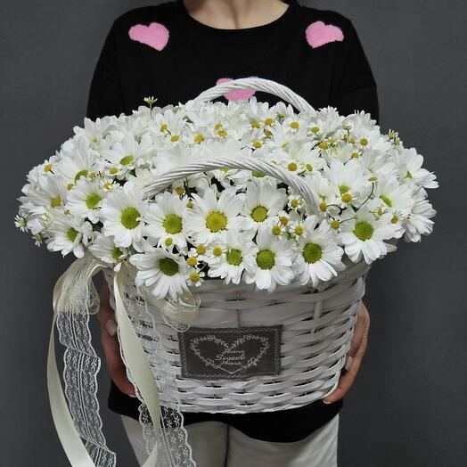 Large basket with daisies
