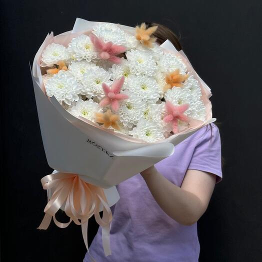 Букет из 7 хризантем и сухоцвета Лагурус