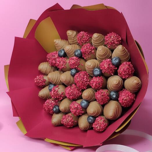 Bouquet of strawberries in milk chocolate with freeze-dried raspberries (35-37 berries)