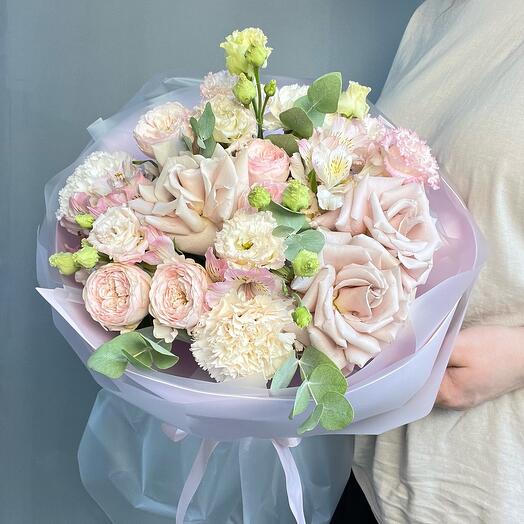 Нежный букет с ароматной французской розой, пионовидной кустовой розой и диантусами