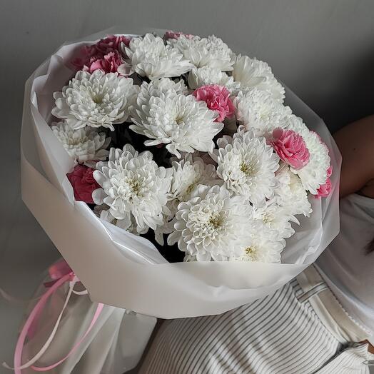 Ramo de crisantemos arbustivos y Dianthus