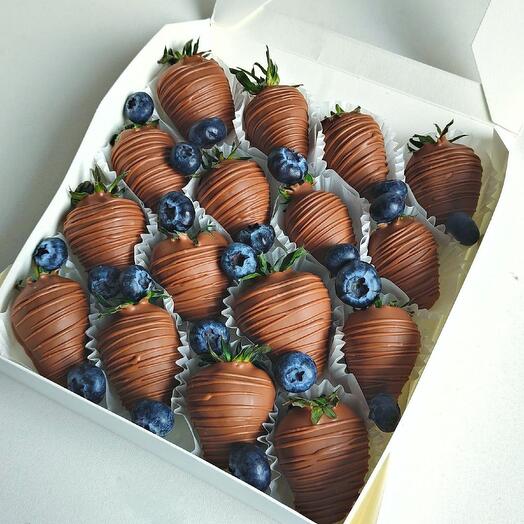 Клубника в шоколаде с голубикой подарок мужу, папе, мужчине