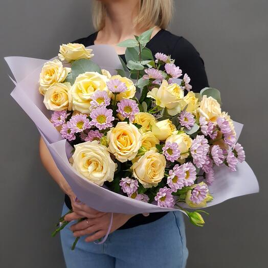 Букет с ароматными розами и сантини