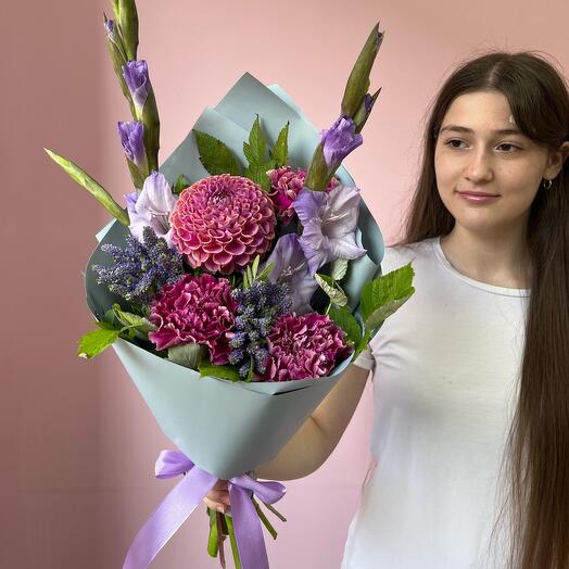 Букет с гладиолусами и георгинами 🩷