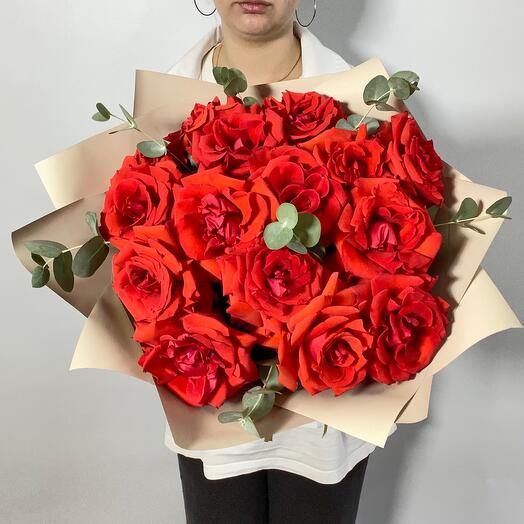 Алые французские розы