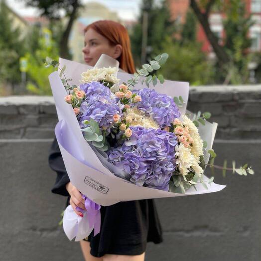 Сборный букет с гортензиями