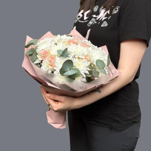 Букет с розами, кустовой хризантемой и эвкалиптом