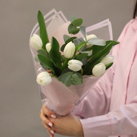 Букет из 7 белых тюльпанов с эвкалиптом