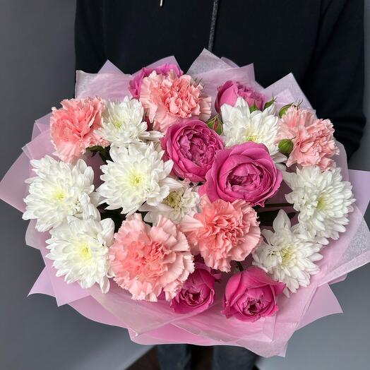 Яркий ароматный букет из кустовой пионовидной розы, хризантемы и диантусов