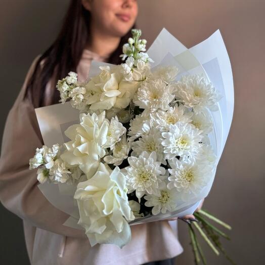 Букет белые розы, хризантемы, маттиола