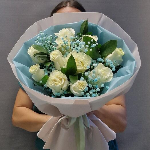 Букет из 11 роз с гипсофилой и рускусом