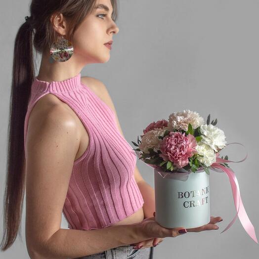 Микс из 9 светлых гвоздик в коробке