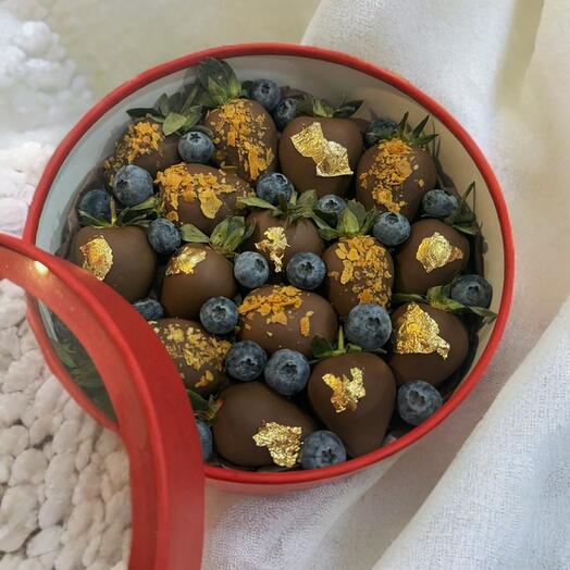 Клубника в шоколаде с голубикой "Summer Berries