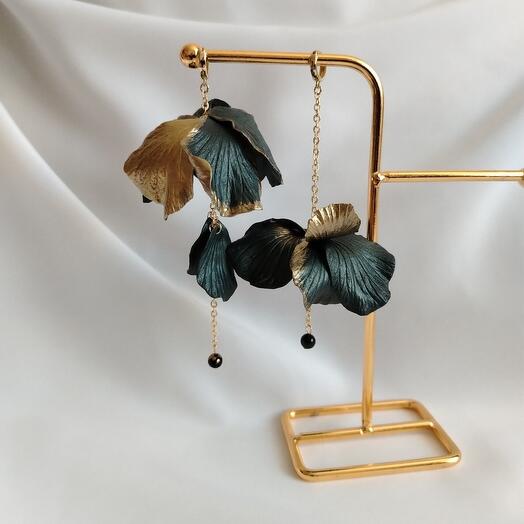 Серьги цветы черные с золотистым декором