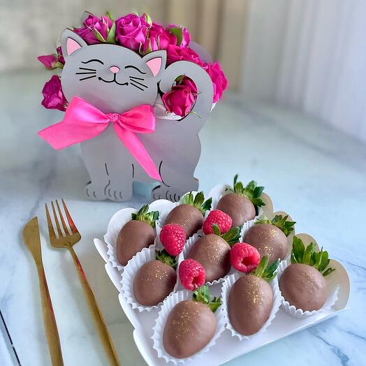 Розы с клубникой в шоколаде