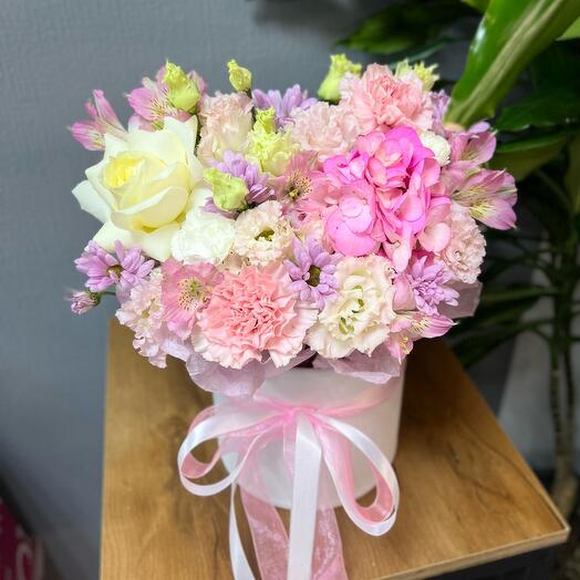 Шляпная коробка «Самой нежной💕» с гортензией, белой розой и эустомой