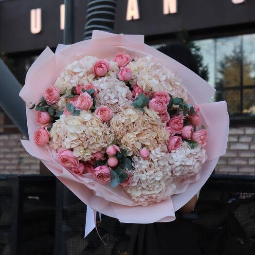 Роскошный букет с гортензиями