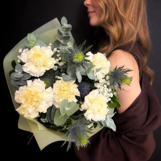 Букет "Лесная сказка" (эрингиум, диантус / гвоздика, эвкалипт)