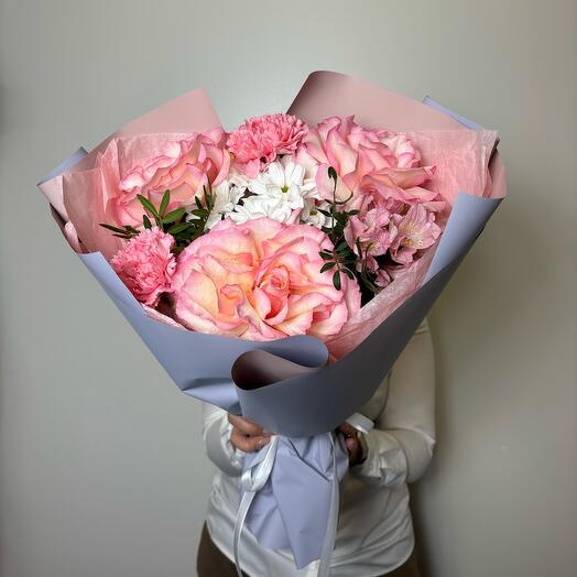 Ramo prefabricado de crisantemo de manzanilla, alstroemeria, rosas caladas y Dianthus