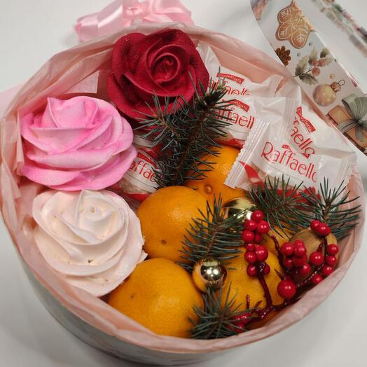 Букет без лишних слов из мандарин, зефирных роз ручной работы, конфет рафаэлло и декора