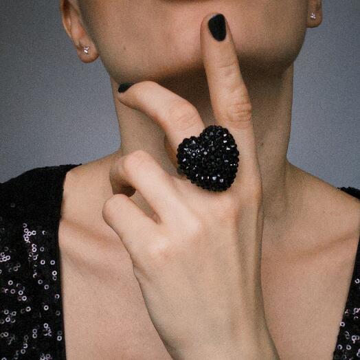 Кольцо total black в виде сердца, инкрустированное чёрными кристаллами премиум-класса