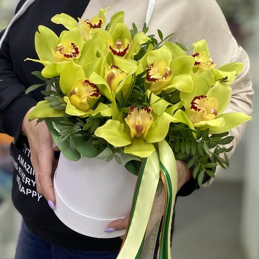 Коробка с орхидеями