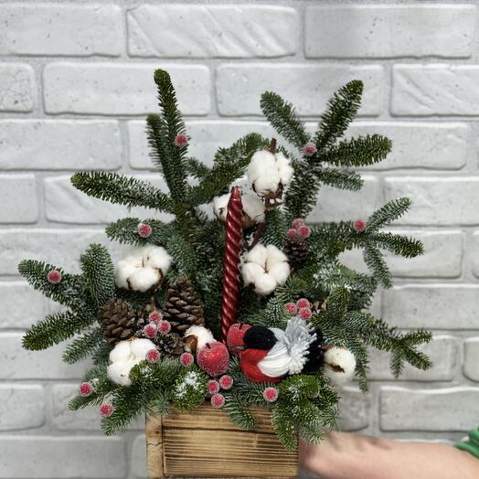 Зимняя композиция со снегирём