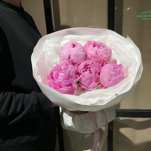 Букет с пионами