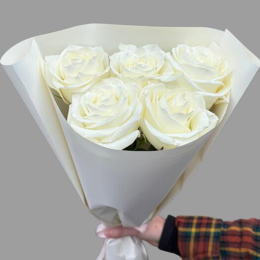 5 white roses