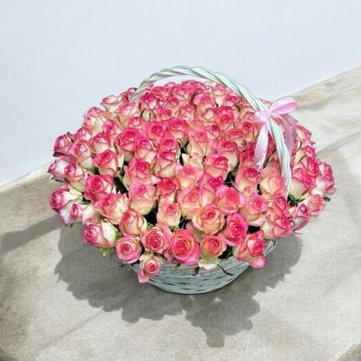 100 roses Jumilia in basket