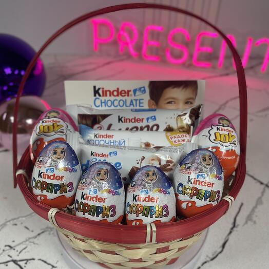Корзина с Киндерами красная
