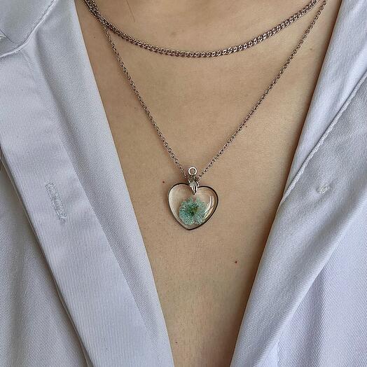 Подвеска-сердце с цветком голубой гипсофилы