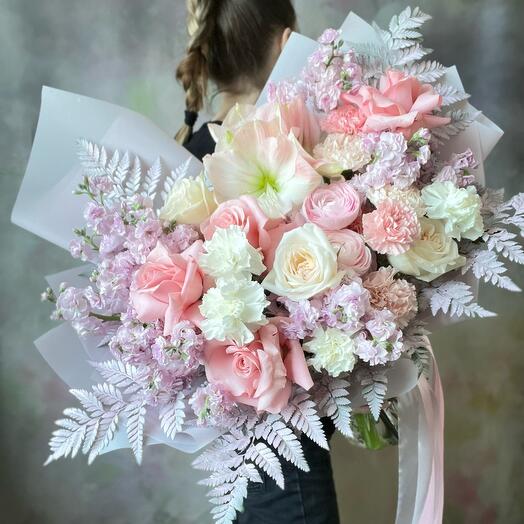 Нежный авторский букет с амариллисом