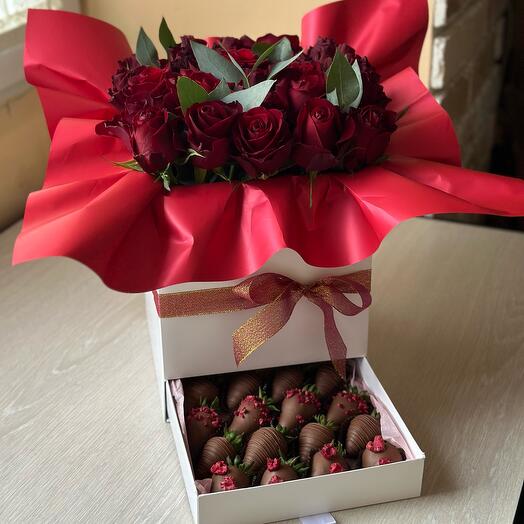 Розы в шкатулке с клубникой в шоколаде