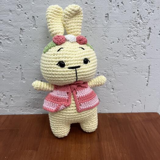 Вязаная игрушка «зайчик в розовой жилетке»