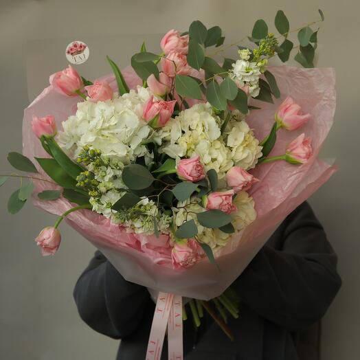 Пышный букет из розовых пион тюльпанов, гортензии, эвкалипта и маттиолы к 8 марта