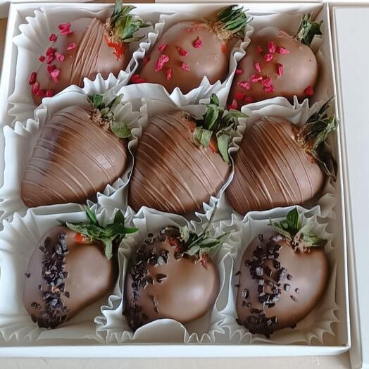 Conjunto de fresas en chocolate "tulipanes"