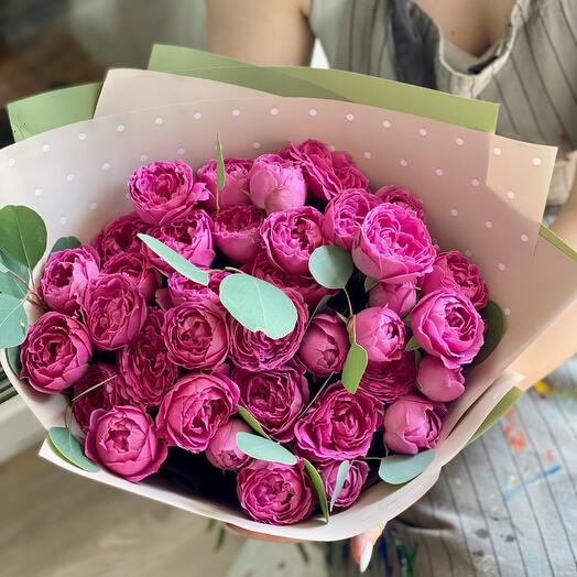 Монобукет из пионовидной кустовой розы с эвкалиптом