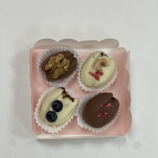 Chocolate-covered dates for Ramadan (4 pcs)