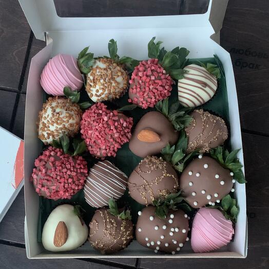 Set of 16 berries festive