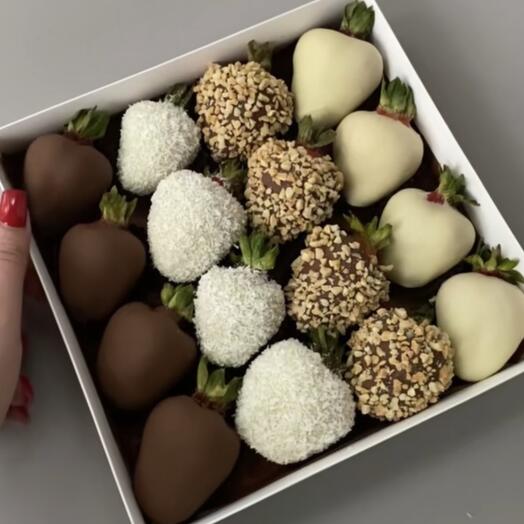 Клубника в молочном и белом шоколаде, набор 16 штук