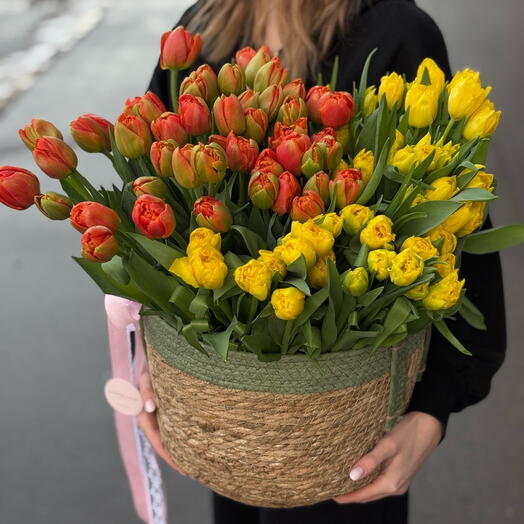 Корзина с тюльпанами «Счастье»