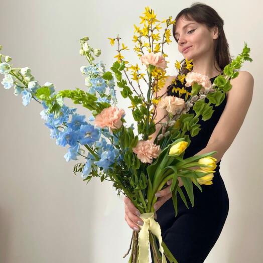 Букет из дельфиниумов, тюльпанов, веток форзиции, молюцеллы и диантусов