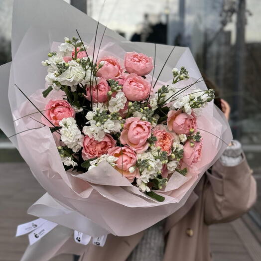 Дуо букет с матиолой и кустовой розой