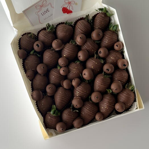 Strawberries and blueberries in premium chocolate, 25 pcs