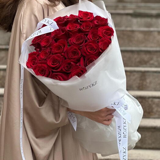 Шикарный букет 25 красных роз