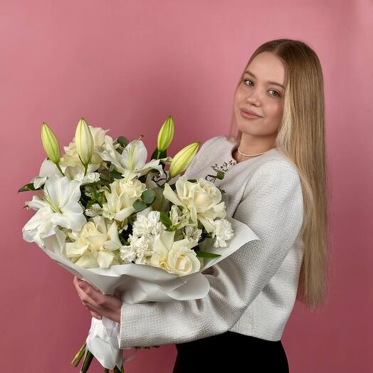 Нежный букет из 5 французских роз, лилии, альстромерии и гвоздики