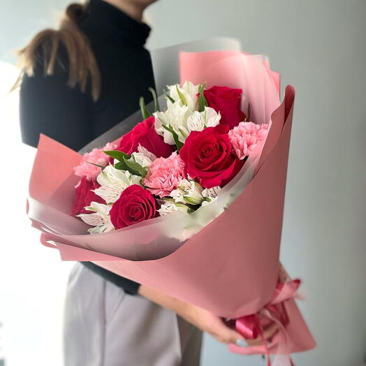 Красочный букет " Кокетка" с альстромерией, розой и диантусом