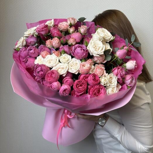 Букет из 15 кустовых роз микс с эвкалиптом💕