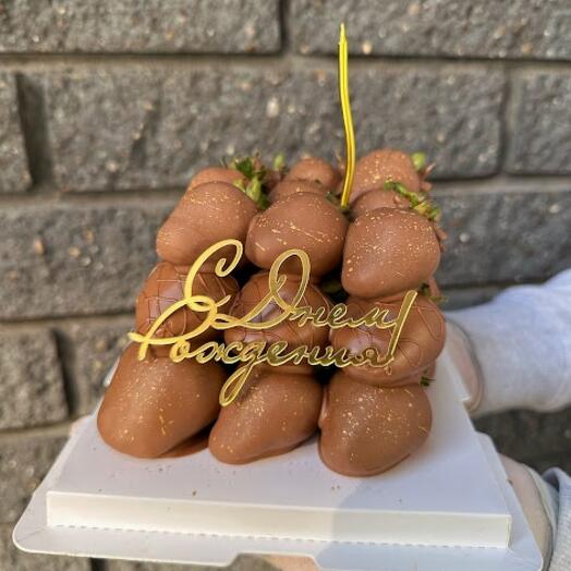 Торт из клубники в молочном шоколаде